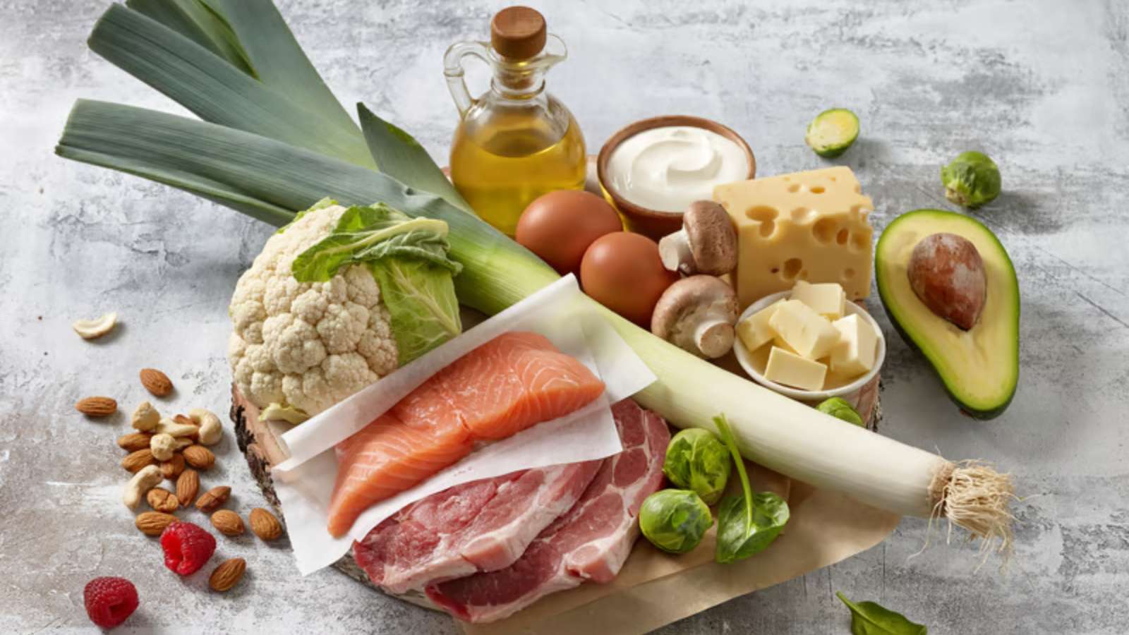 Aliments variés sur une table — légumes, saumon, oléagineux, fruits