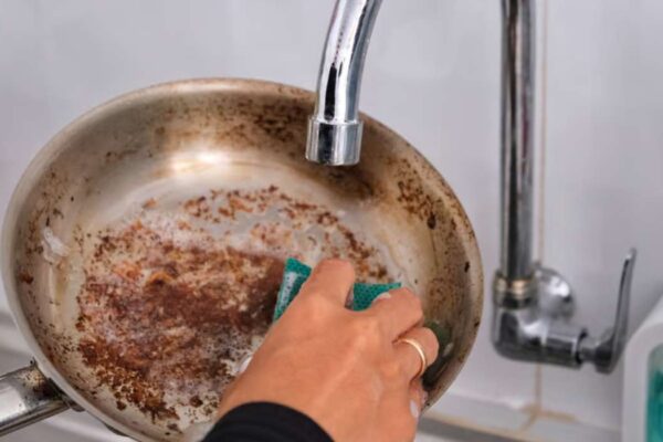 Comment nettoyer une poêle inox sans perdre son côté antiadhésif ?