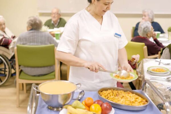 Ehpad Toulouse : bien manger en établissement, un critère de choix à part entière