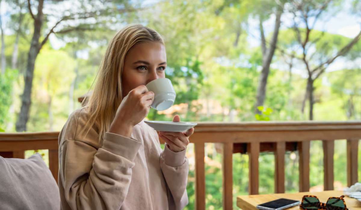 Femme buvant un café en terrasse
